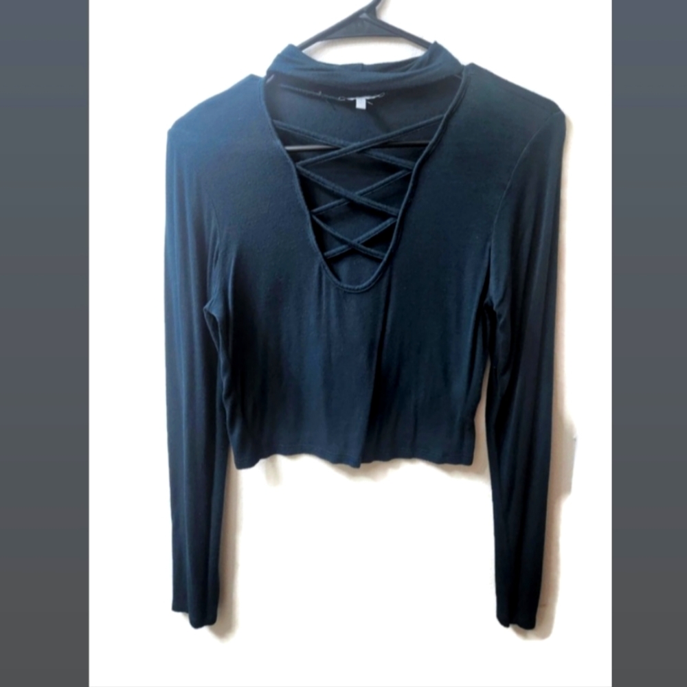 Long sleeve Crop Top Criss Cross Front detail